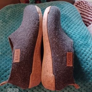 Women's size 10 excellent condition Heather gray felt slip on by Taos